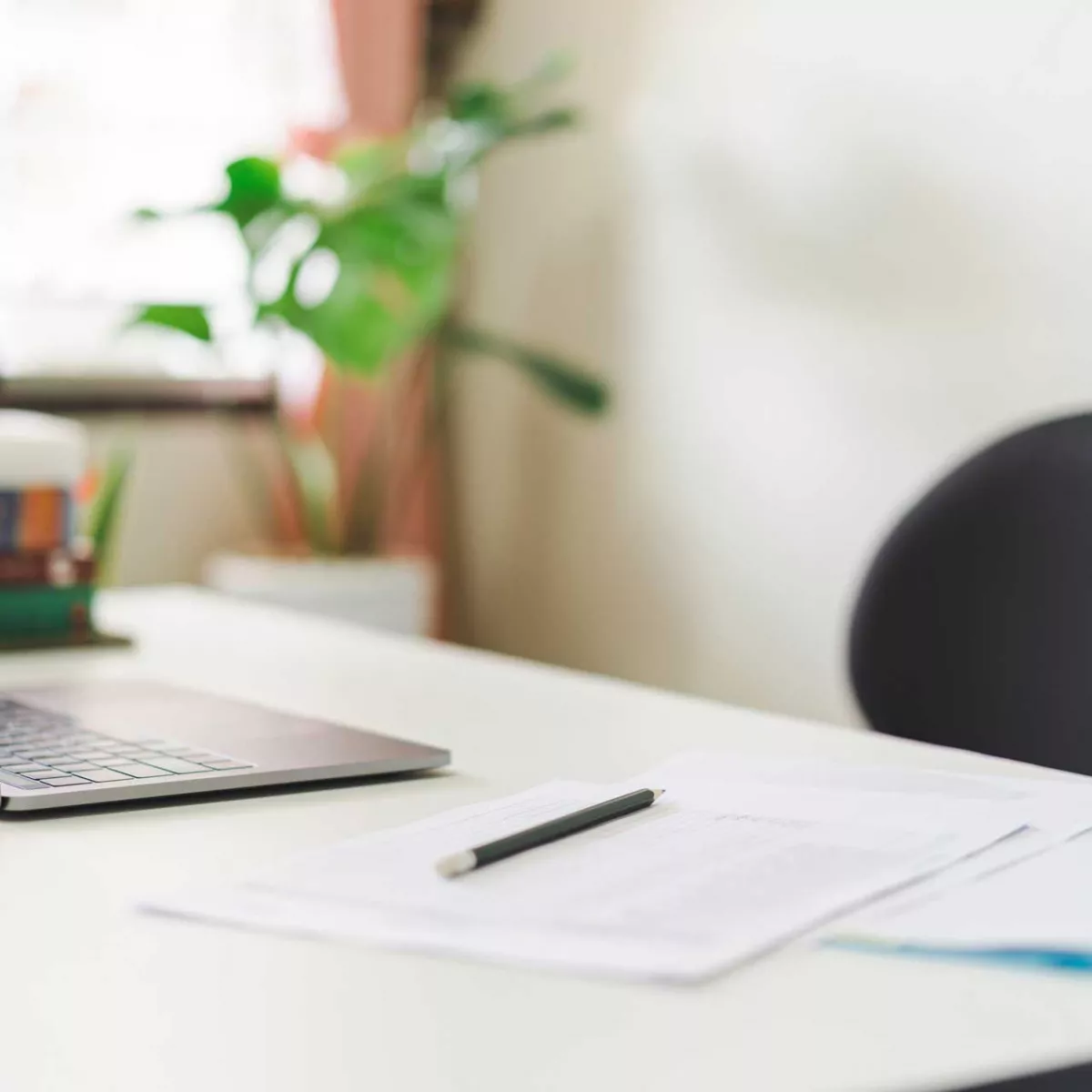 Schreibtisch mit Laptop und Dokumenten